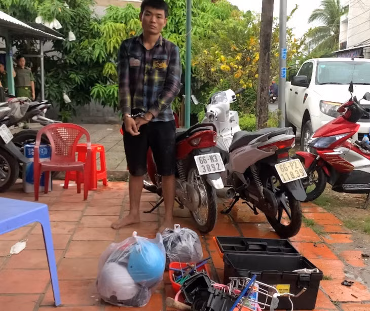 Nghĩa cùng tang vật khi bị bắt giữ.