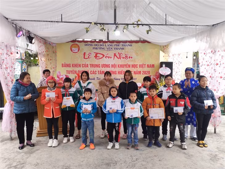 Ban Khuyến học dòng họ Đỗ ở khu Phú Thanh Tây (phường Yên Thanh, TP Uông Bí) trao thưởng cho học sinh trong dòng họ có thành tích học tập tốt.