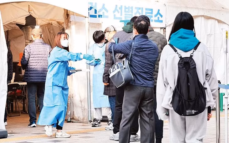 Một điểm xét nghiệm Covid-19 tại Seoul, Hàn Quốc. (Ảnh YONHAP)