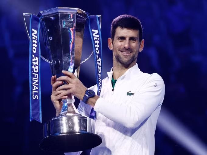 Djokovic nâng cup vô địch ATP Finals tại Turin, Italy hôm 20/11. Ảnh: AP