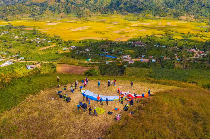 Bay dù lượn ngắm núi lửa Chư Đăng Ya ảnh 1