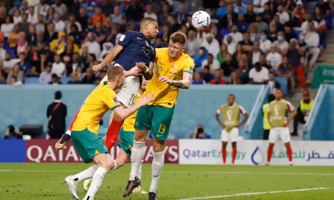 Mbappe bật cao hơn trung vệ cao 1,98 m Harry Souttar, để ghi bàn thứ năm của anh tại World Cup. Ảnh: Reuters