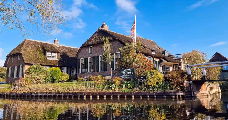 Khung cảnh ở Giethoorn rất thơ mộng với những ngôi nhà mái tranh như những ốc đảo nhỏ xinh xắn. Ảnh: Nguyễn Tất Thịnh