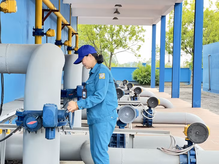Người lao động vận hành máy bơm nước tại Nhà máy nước Đồng Mây, Xí nghiệp nước Uông Bí.