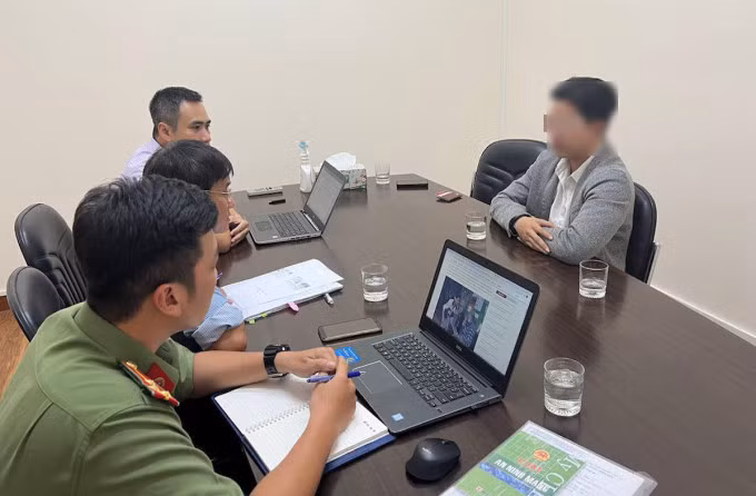 Chủ tài khoản TikTok Nờ Ô Nô làm việc với cơ quan chức năng, chiều 29/11. Ảnh: Sở Thông tin và Truyền thông TP HCM