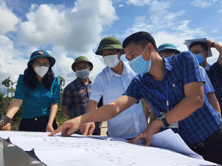 Lãnh đạo TP Uông Bí kiểm tra thực địa công tác GPMB tại phường Trưng Vương.