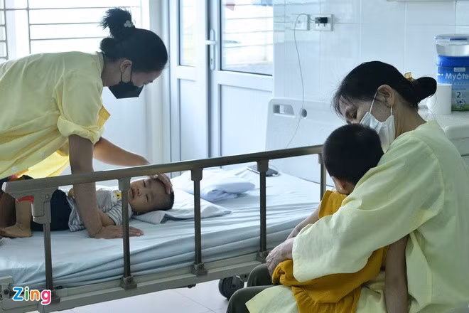 Nhiều trẻ phải nhập viện điều trị cúm tại Bệnh viện Bệnh Nhiệt đới Trung ương. Ảnh: Thạch Thảo.