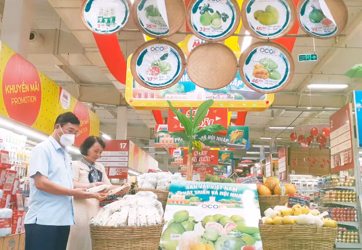 Đoàn kiểm tra liên ngành Sở Công Thương kiểm tra nguồn hàng chuẩn bị Tết tại siêu thị MM Mega Market.