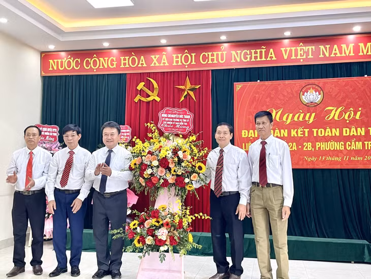 Đồng chí Nguyễn Đức Thành, Ủy viên BTV Tỉnh ủy, Chủ nhiệm Ủy ban Kiểm tra Tỉnh ủy tặng hoa chúc mừng nhân dân khu phố 2A, 2B, phường Cẩm Trung, TP Cẩm Phả.