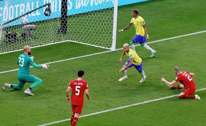 Richarlison mở tỷ số từ pha dứt điểm vào khung thành bị bỏ trống. Ảnh: Reuters.