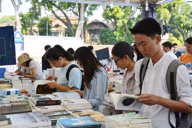 Để không mua phải sách giả, sách lậu, độc giả nên tìm đến các địa chỉ có uy tín. Trong ảnh: Hội sách Hà Nội lần thứ VII (tháng 10/2022) thu hút nhiều độc giả. Ảnh: Hoàng Hoàng.