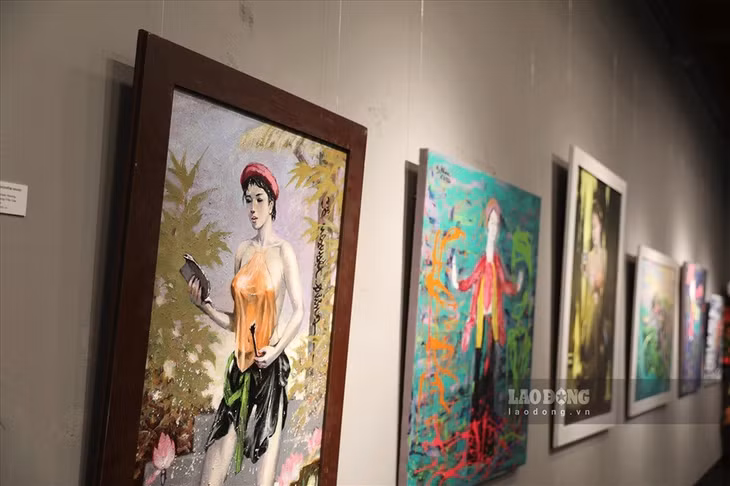 Triển lãm “Hồ Xuân Hương“. Ảnh: LĐ