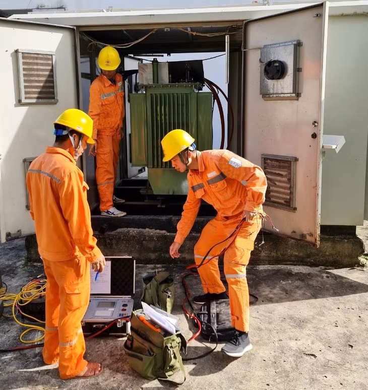 Công nhân Điện lực Tp Hạ Long thực hiện thí nghiệm định kỳ TBA chuyên dùng của khách hàng.