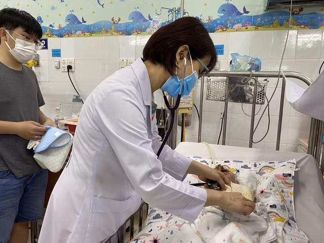 Thời tiết chuyển mùa khiến nhiều dịch bệnh ở trẻ em xuất hiện làm cho rất nhiều phụ huynh lo lắng.