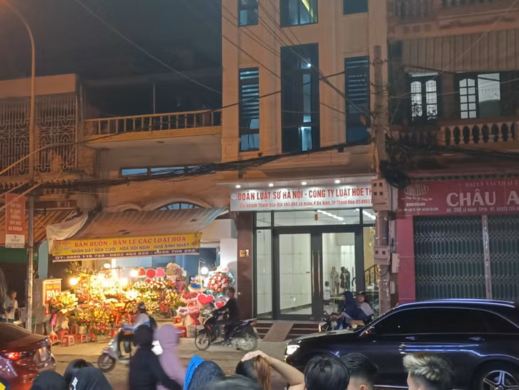 Chiều 13/11, Công an Thanh Hóa thi hành lệnh khám xét nơi ở đối tượng Bùi Quốc Đạt.