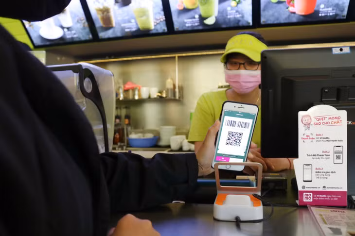 Thanh toán bằng mã QR tại một cửa hàng cà phê. Ảnh: H.Y