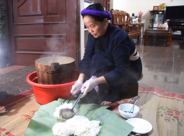 Sau gần 2 tiếng xôi đã chín dẻo được đơm ra chiếc mẹt lót lớp lá chuối. Nồi xôi nghi ngút khói, thơm nồng nàn hấp dẫn mỗi du khách trong tiết trời thu se lạnh dịu dàng nơi miền biên giới Đông Bắc.