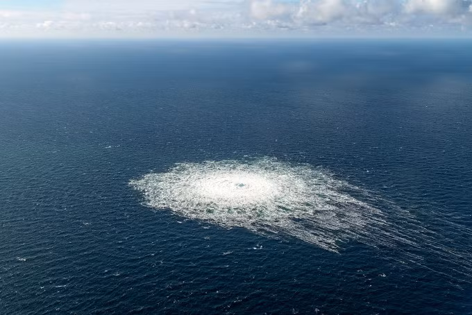 Bọt khí nổi lên từ điểm rò rỉ trên Nord Stream 2 gần đảo Bornholm của Đan Mạch ngày 27/9. Ảnh: AFP.