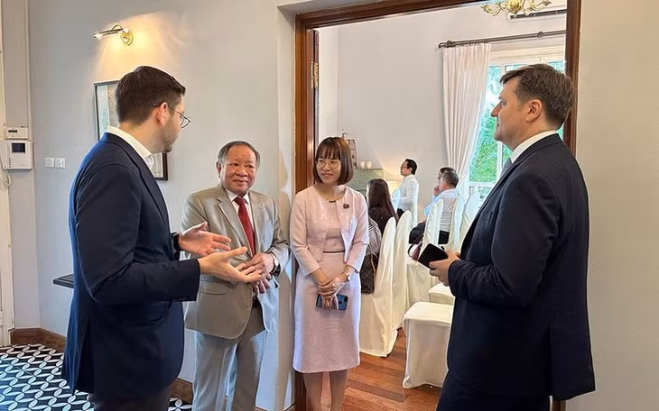 Dịch giả Nguyễn Hữu Dũng cùng các vị khách tham gia buổi ra mắt sách.