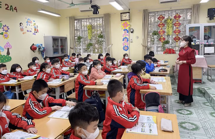 Một tiết học của cô và trò Trường Tiểu học Cao Thắng (TP Hạ Long).