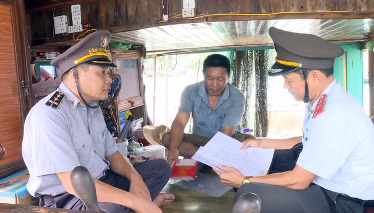 Cán bộ Sở NN&PTNT tham gia tuyên truyền nhắc nhở chủ tàu cá chấp hành nghiêm quy định của pháp luật về khai thác thủy sản trên biển.