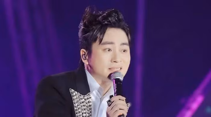 Ca sĩ Tùng Dương gây ấn tượng với ca khúc Khát vọng tuổi trẻ.