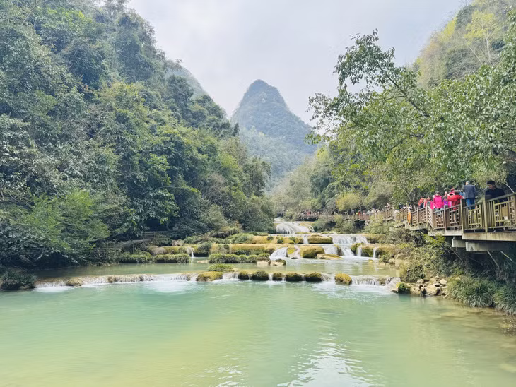 Tới đây, du khách có thể thỏa thích chụp ảnh sống ảo, đứng bất kỳ góc nào cũng có ảnh đẹp, hay trải nghiệm đi thuyền trên sông, giá 80 tệ/người (khoảng 280.000 đồng). Thắng cảnh Tiểu Thất Khổng mở cửa từ 9h đến 17h. Giá vé tham quan từ 120 - 170 tệ/người (khoảng 420.000 - 600.000 đồng), tùy thời điểm, bao gồm xe điện di chuyển 3 chặng, vé thắng cảnh, bảo hiểm du lịch. Lưu ý, giá vé vào mùa đông, mùa hè sẽ đắt hơn, vì đây dịp cao điểm.