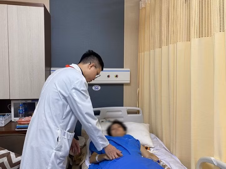 Hai lần phẫu thuật chỉ nhằm cải thiện tình trạng bệnh, giúp bệnh nhân có thể ngồi xe lăn sau này.