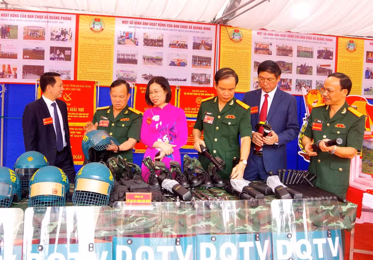 Đại biểu tham quan các sáng kiến cải tiến, mô hình học cụ trưng bày tại Đại hội Thi đua Quyết thắng LLVT huyện Hải Hà. Ảnh: Đơn vị cung cấp