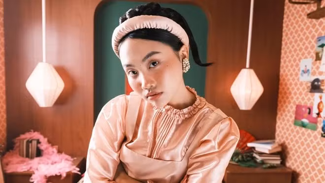 Phương Mỹ Chi trong MV "Vũ trụ có anh". Ảnh: Facebook nhân vật