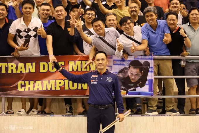 Trần Đức Minh sau khi thắng Tolgahan Kiraz ở bán kết carom 3 băng World Cup tại TP HCM chiều 26/5/2024. Ảnh: Đức Đồng