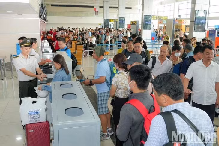 Giá vé máy bay của các hãng hàng không nội địa tăng cao, ảnh hưởng trực tiếp tới nhu cầu đi lại của người dân, nhất là dịp cao điểm như kỳ nghỉ Lễ 30/4 - 1/5 vừa qua.