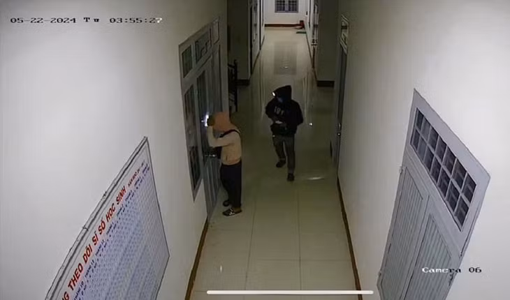 Camera ghi lại cảnh các đối tượng đột nhập vào trường học trộm cắp tài sản. Ảnh: Công an TP Kon Tum.