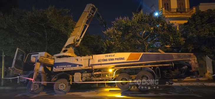 Xe chở bê tông tươi của Công ty Bình Phương bị sập, dẫn đến cần cẩu truyền dẫn rót bê tông bị sập theo. Ảnh: Trung Du