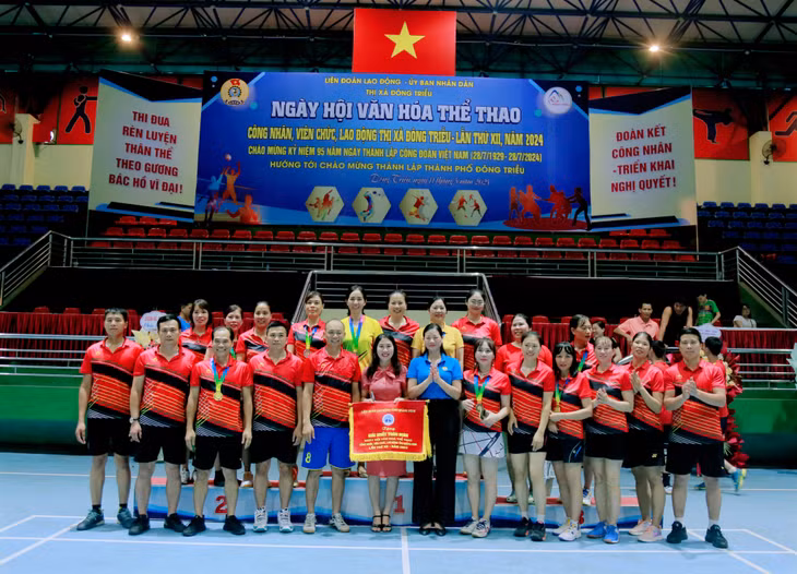 Ban Tổ chức trao giải nhất toàn đoàn cho Công đoàn Khối THCS.