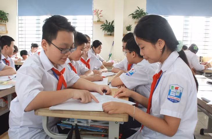 Thế Tùng cùng các bạn thảo luận nhóm về bài học trên lớp.