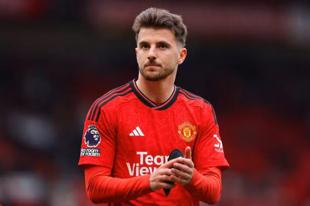 Tiền vệ: Mason Mount. Chuyển sang Manchester United vào mùa hè năm ngoái với những kỳ vọng nhất định, tuy nhiên, những chấn thương liên tiếp khiến cầu thủ mang áo số 7 của M.U tụt dốc phong độ thảm hại.