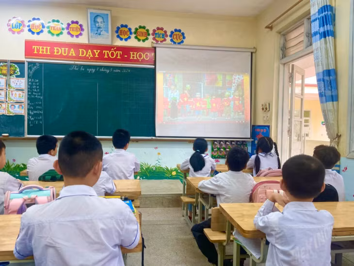 Học sinh Trường Tiểu học Hạ Long 1 (huyện Vân Đồn) chăm chú theo dõi chương trình.