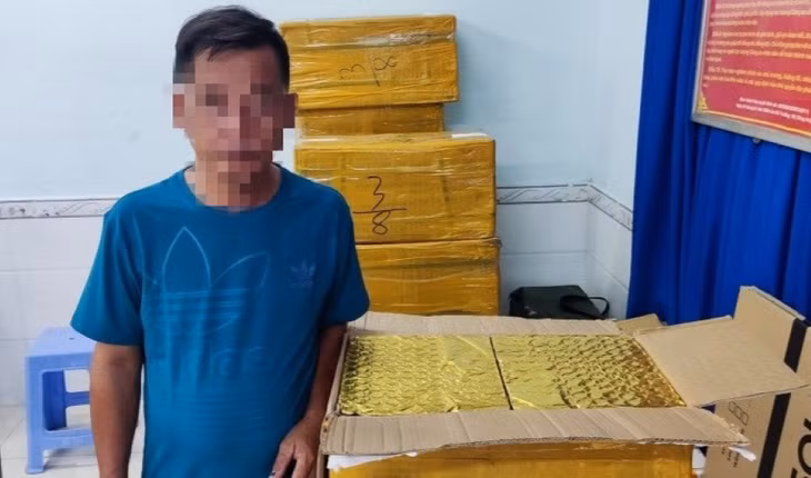 Đối tượng tham gia vận chuyển trái phép pháo nổ bị khởi tố. Ảnh: Công an cung cấp