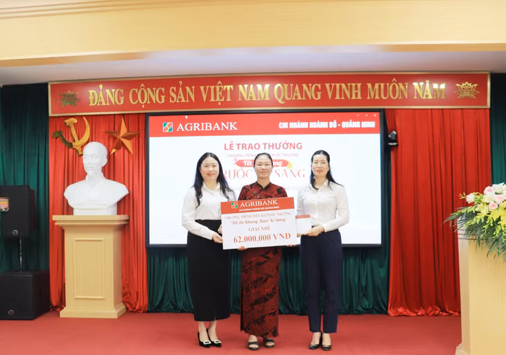 Lãnh đạo Agribank Quảng Ninh đã trao thưởng cho bà Hoàng Thị Sếnh, xã Dân Chủ, TP Hạ Long.