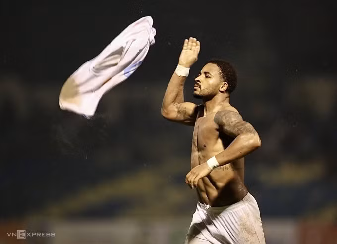 Rafaelson cởi áo mừng ghi năm bàn ở trận Nam Định thắng Thanh Hóa 5-2, ở vòng 21 V-League 2023-2024. Ảnh: Lâm Thỏa