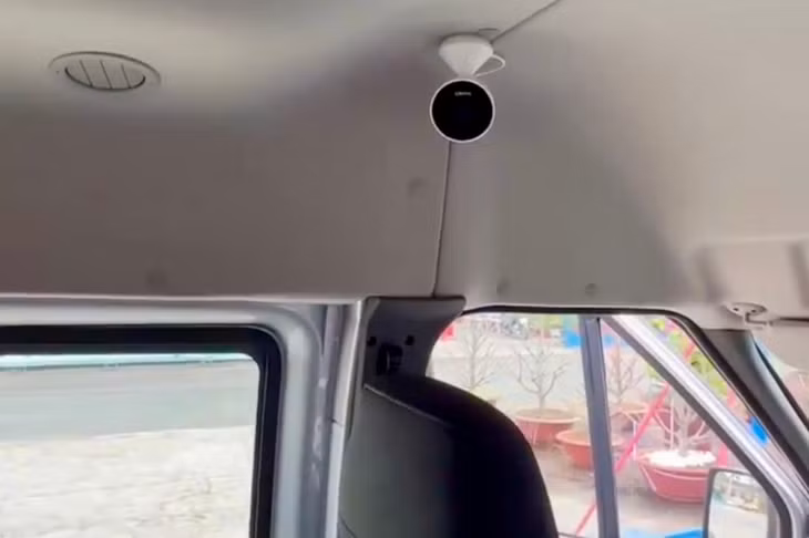 Camera giám sát trên xe đưa rước học sinh đến trường tại một hệ thống trường quốc tế. Ảnh: Lê Mỹ