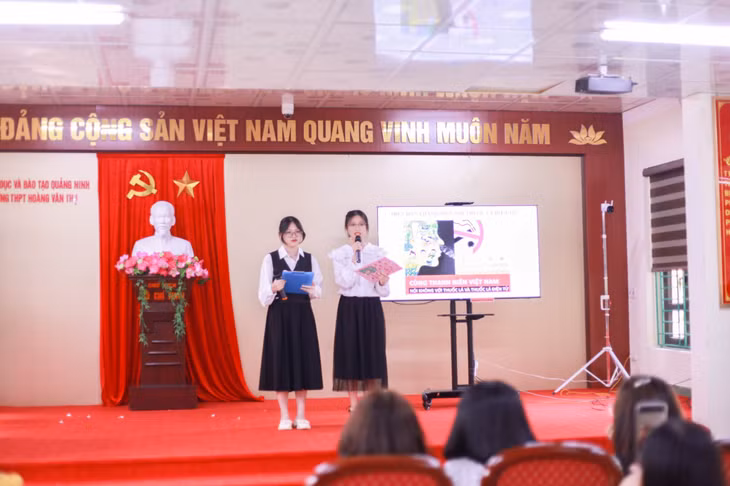 Chương trình hùng biện về tác hại của thuốc lá của học sinh Trường THPT Hoàng Văn Thụ (TP Uông Bí).