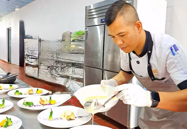 Nhân viên nhà hàng Green, phường Bãi Cháy, TP Hạ Long chuẩn bị đồ ăn cho khách.