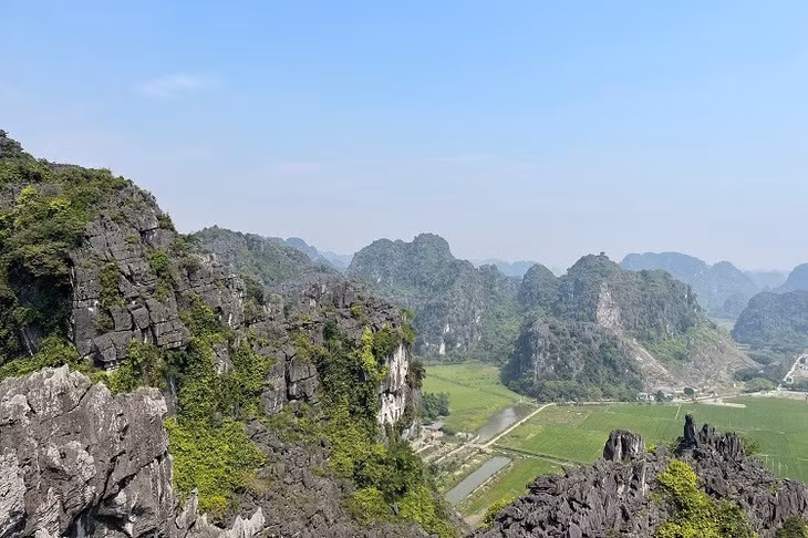 Điểm du lịch Hang Múa (Ninh Bình) sở hữu cảnh quan thiên nhiên đồ sộ, hùng vĩ. Ảnh minh họa