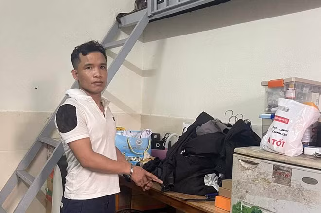 Nguyễn Văn Tráng tại hiện trường thực nghiệm điều tra đột nhập nhà dân để trộm.Ảnh: Bảo Ngọc