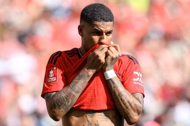 Tiền đạo trái: Marcus Rashford. Phong độ đáng báo động của cầu thủ này khiến anh không thể cạnh tranh với những ngôi sao khác như Anthony Gordon hay Jack Grealish.