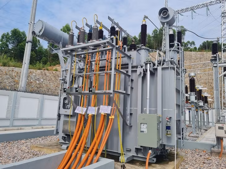 Đấu nối, đóng điện thành công máy biến áp T1-40MVA trạm biến áp 110kV Yên Cư, nâng tổng số TBA 110 kV là 21 trạm trong tỉnh Quảng Ninh.