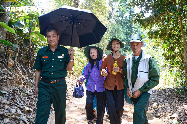 Những ngày này, nhiều cựu chiến binh, người dân và du khách tìm về xã Mường Phăng - nơi đặt Sở chỉ huy chiến dịch