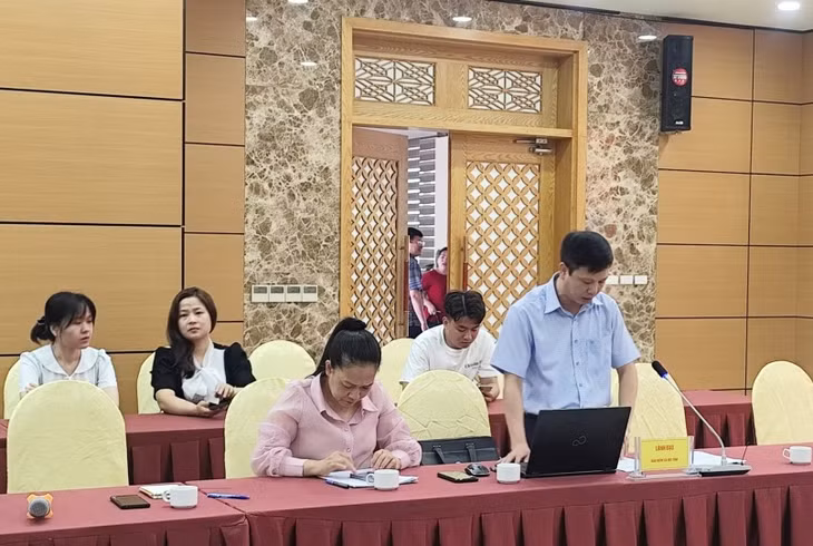 Ông Nguyễn Huy Thông, Phó Giám đốc BHXH tỉnh Quảng Ninh, thông tin tại hội nghị.